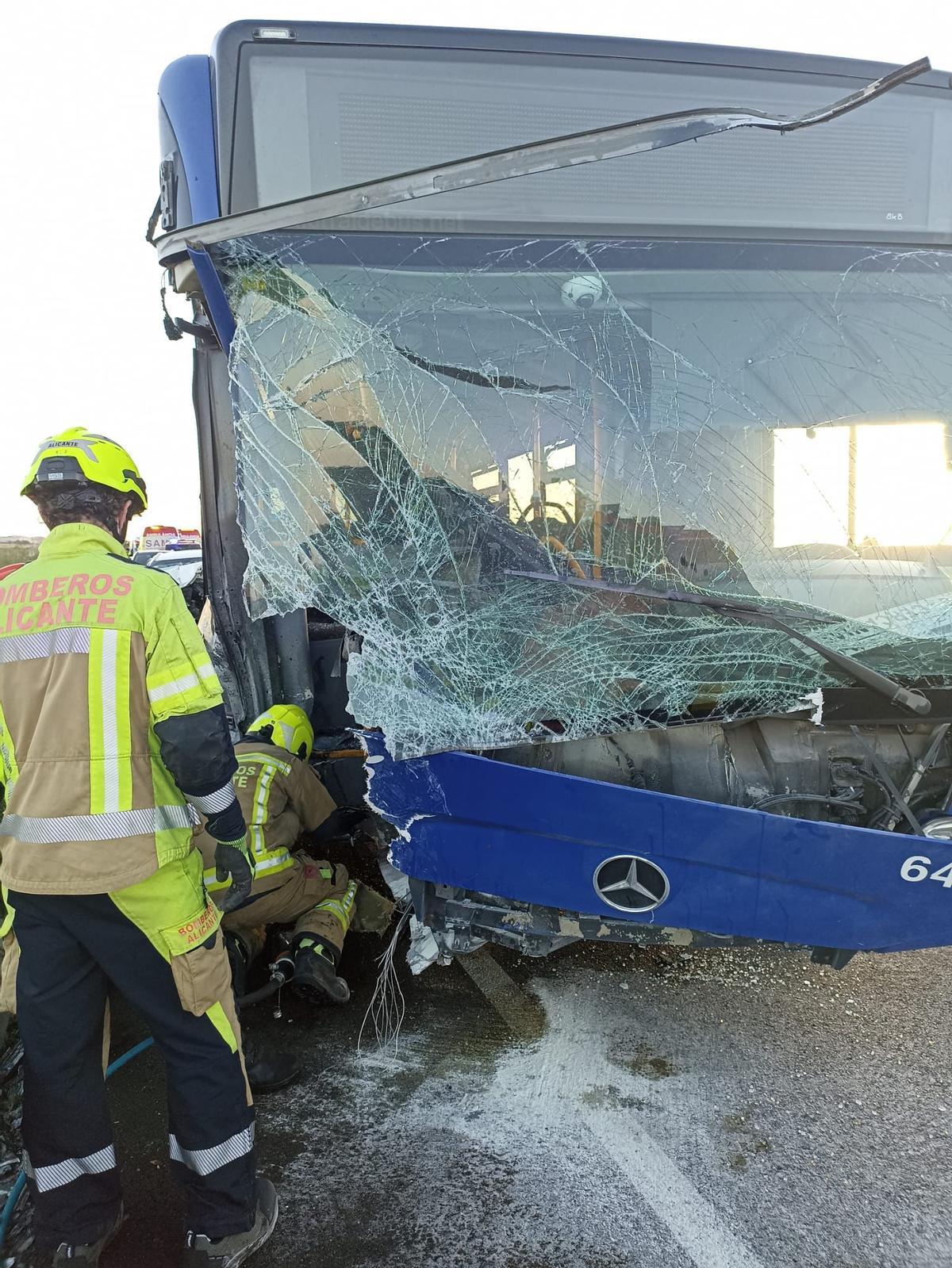 Así quedo el autobús tras el accidente.