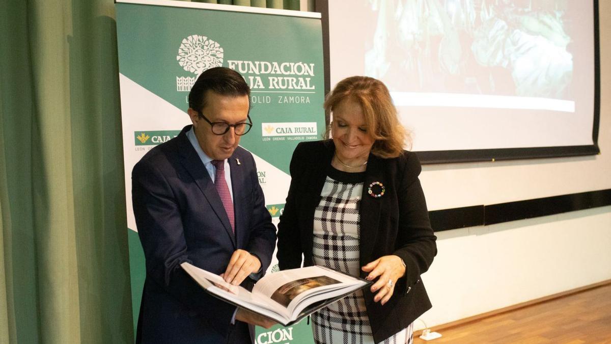 El ponente, en el foro del periódico, junto a Carmen Ferreras.
