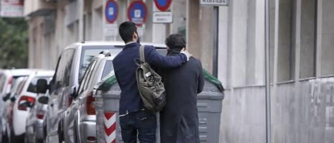 El acusado, a la derecha, ayer en los juzgados de Vía Alemania tras quedar en libertad.