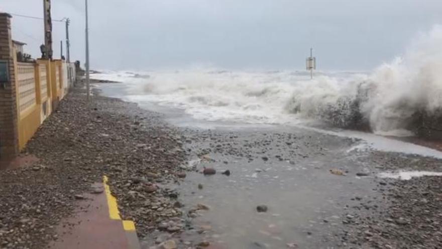 Las olas golpean con fuerza las viviendas más próximas al mar en Borriana