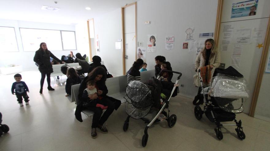 Sala de espera de una consulta de pediatría // FARO