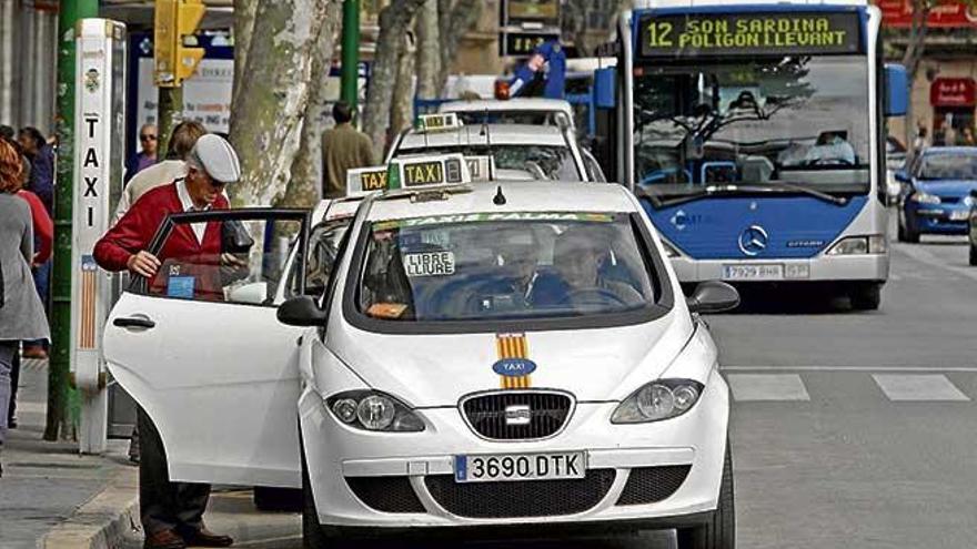 Un cliente sube a un vehículo de transporte público en una de las paradas de la ciudad.