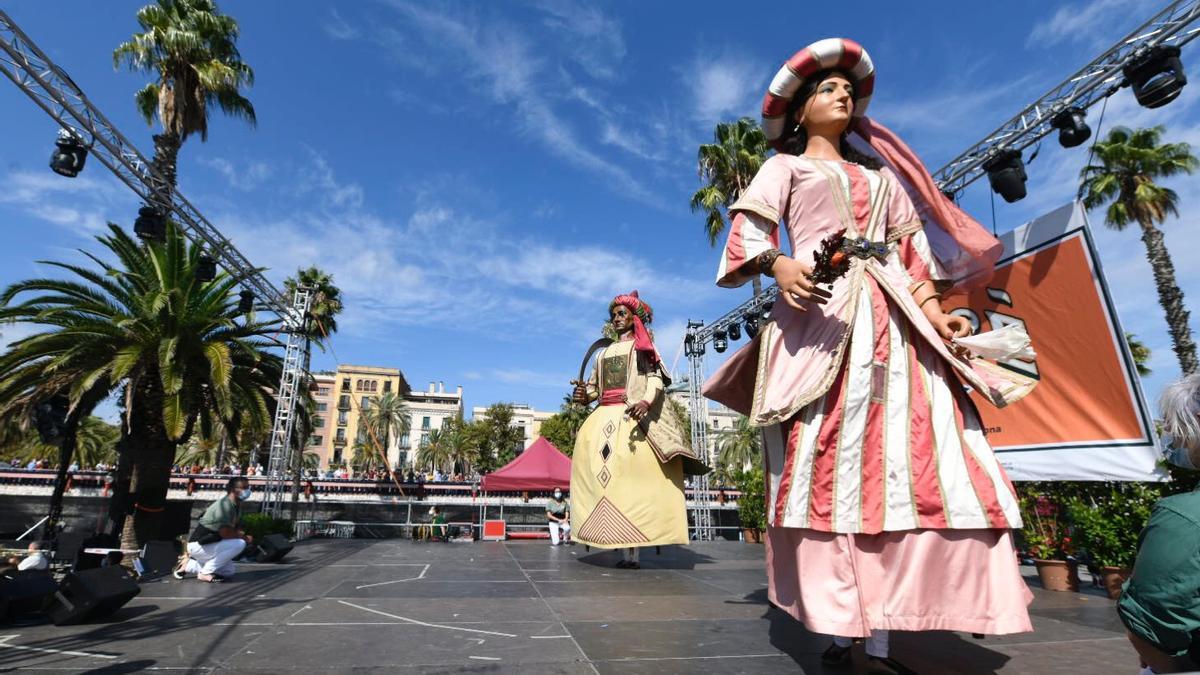 Barcelona. 24.09.2020. Barcelona El gegants del pi en su actuación durante el Toc de Mercè, en el Moll de la Fusta, con moti