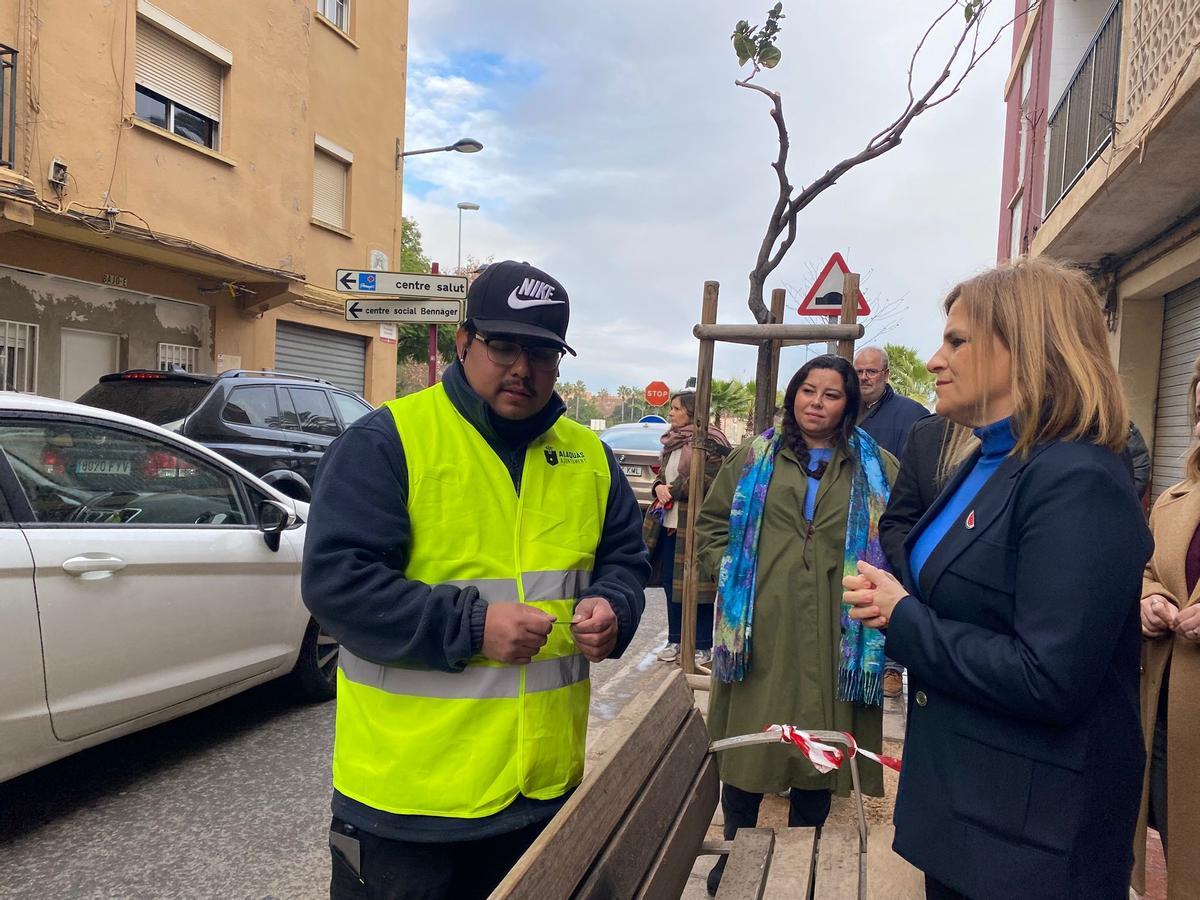 Pilar Bernabé habla con un operario en Alaquàs.