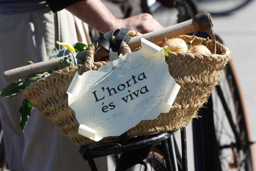 Encuentro de bicis antiguas y vestidos de época