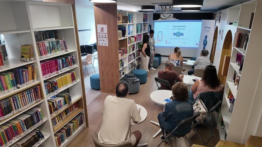La Biblioteca de Carrizal enseña competencias digitales a mayores de 45 años