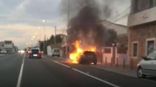 Vídeo | Un vehículo se transforma en una bola de fuego en plena N-340