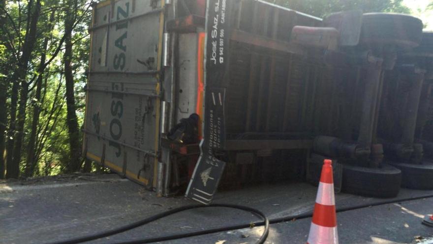 Herido un transportista al volcar con su camión en la variante de Salas