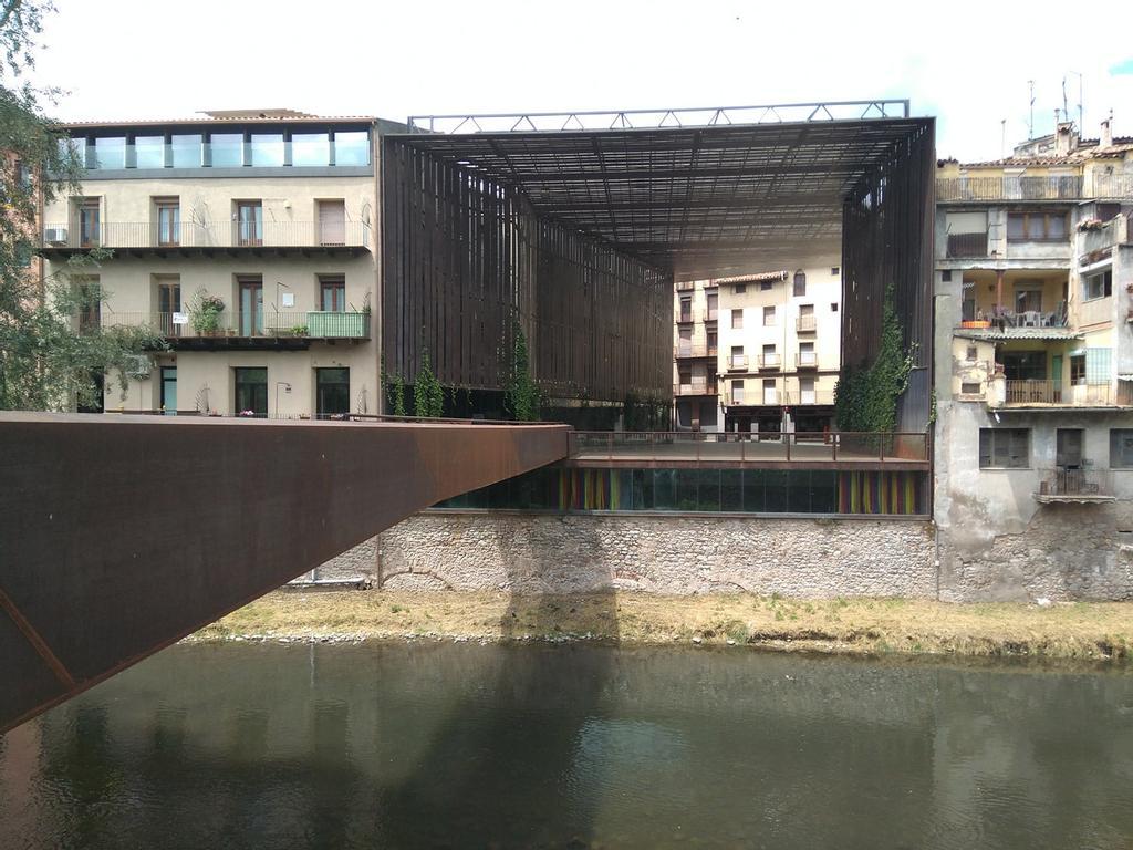 Espacio Público Teatro La Lira.