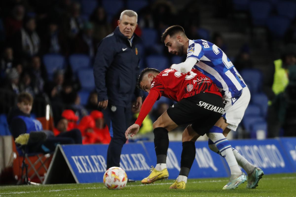 Aguirre observa una acción de Cufré y Brais Méndez.