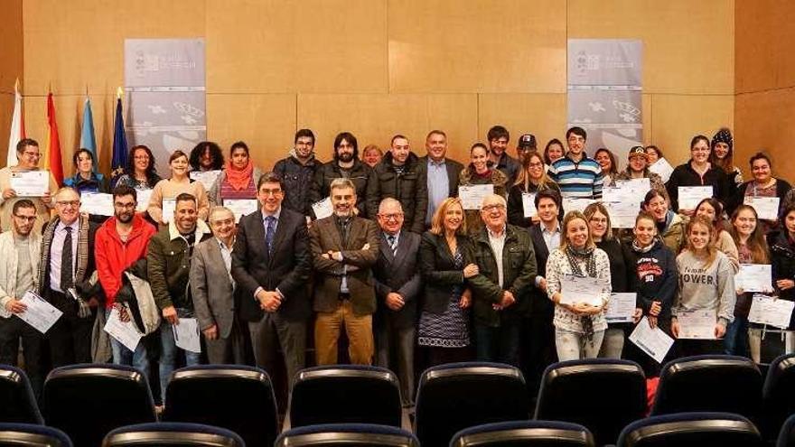 López-Chaves, Marnotes, Cándido Rial, Elena Muñoz y Enrique Núñez (c.) con los alumnos. // Paula Fariña