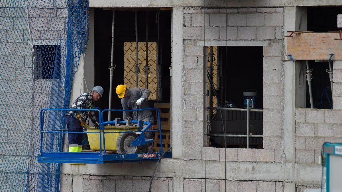 Dos obreros trabajando en la construcción de unas viviendas en el Archipiélago.