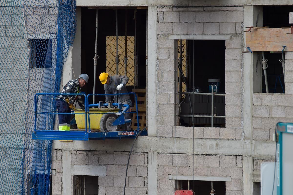 Dos obreros trabajando en una construcción de viviendas