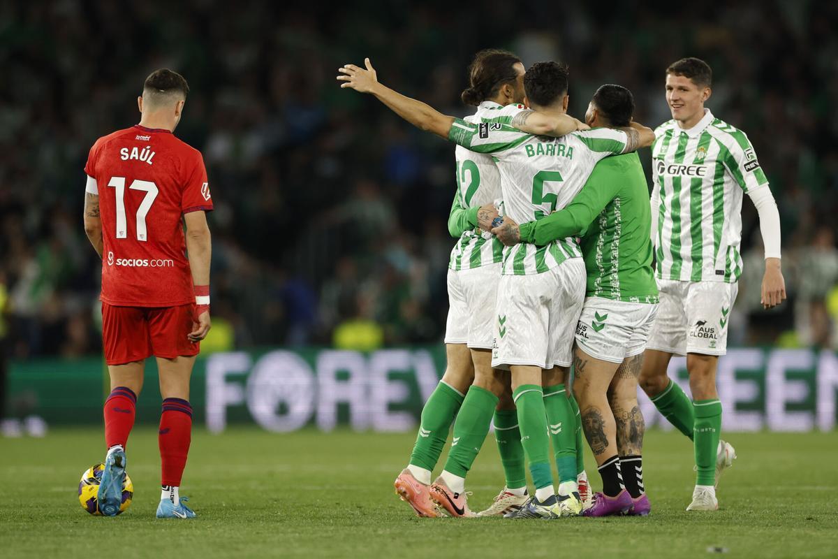 Los jugadores del Betis celebran la victoria tras el partido de la jornada 29 de LaLiga entre el Real Betis y el Sevilla FC, este domingo en el estadio Benito Villamarín