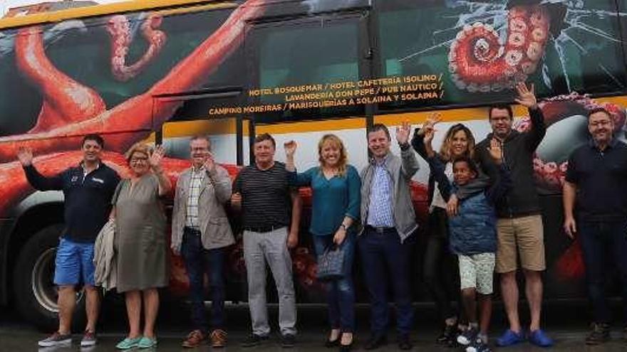 Asistentes a la presentación del &quot;Grobus&quot;, el autobús turístico promocionado por Emgrobes. // Muñiz