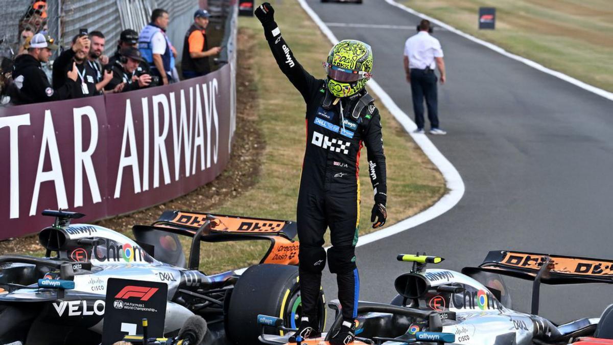 Lando Norris, sobre del seu cotxe després de guanyar la cursa. | PETER POWELL / EFE Lando Norris, sobre del seu cotxe després de guanyar la cursa. | PETER POWELL / EFE