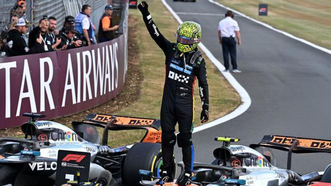 Lando Norris, sobre del seu cotxe després de guanyar la cursa. | PETER POWELL / EFE