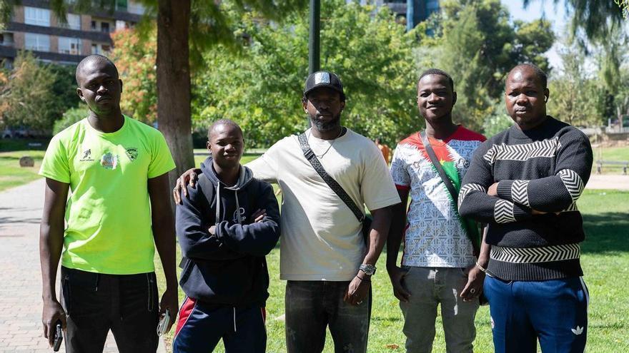 Personas sin hogar que duermen en el entorno de parque Bruil de Zaragoza: "No tenemos dinero ni trabajo, estamos aquí aguantando"