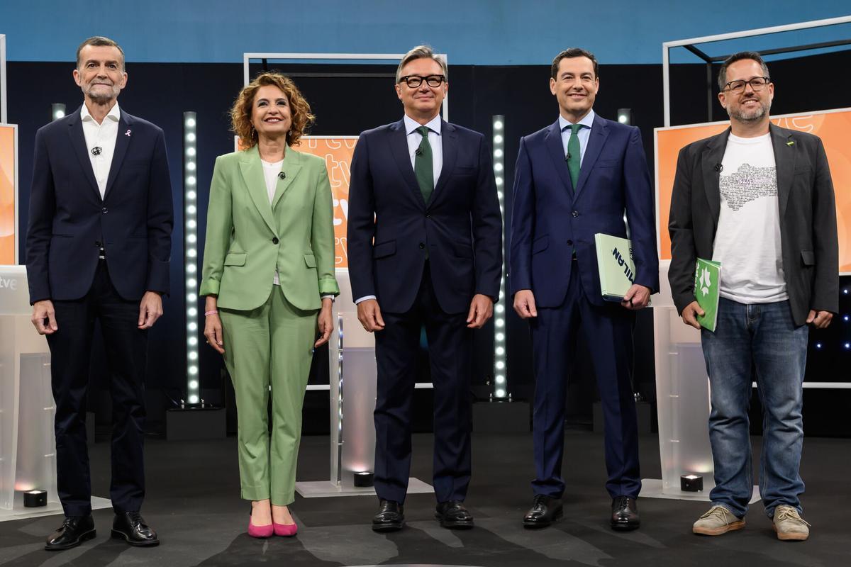 Los candidatos de los cinco partidos con representación parlamentaria -PP, PSOE, Vox, Por Andalucía y Adelante Andalucía- este lunes entes de participar en el debate de RTVE