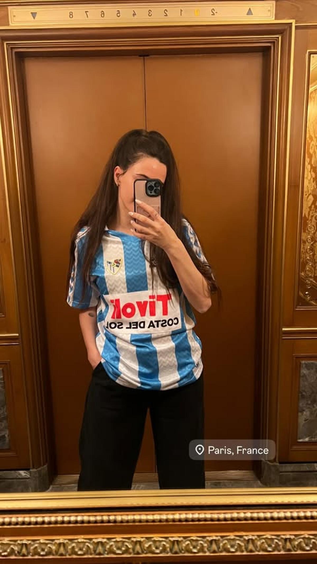 Elena Pina, amiga de Georgina, con la camiseta del Málaga CF en París.