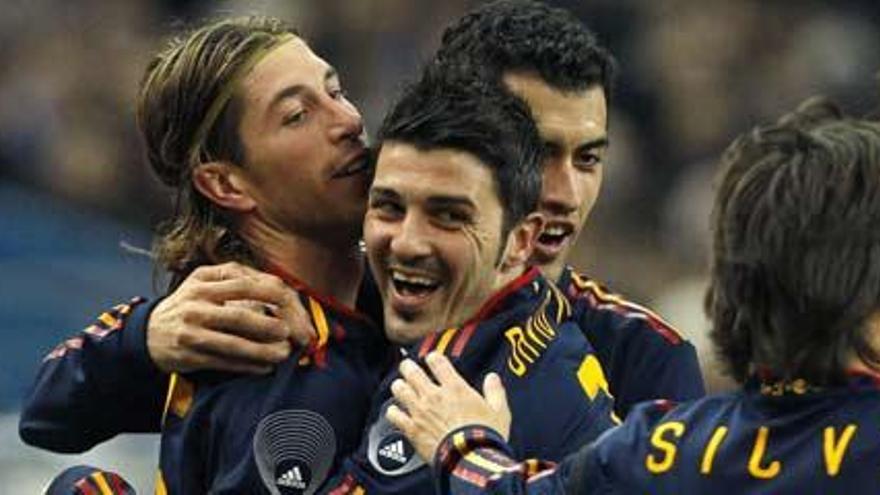 Los jugadores de la selección celebran un gol del equipo.