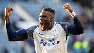 Bambo Diaby celebrando la victoria en su primera titularidad con el Preston