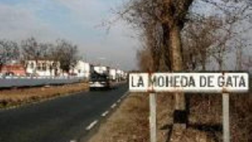 CHT acondiciona el firme de la carretera de La Moheda de Gata