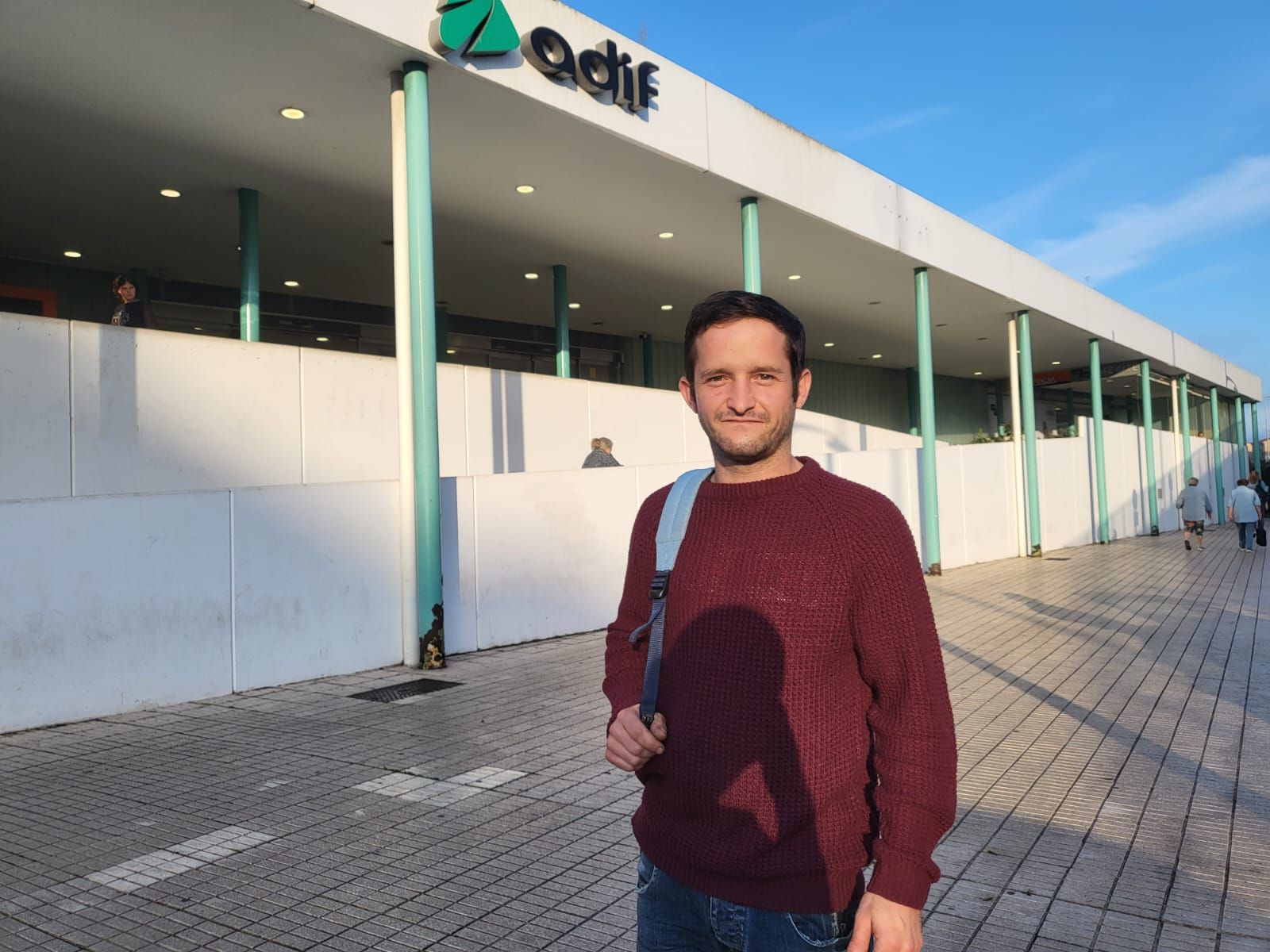 Primer día del transbordo por carretera  por el corte de la vía Gijón-Laviana