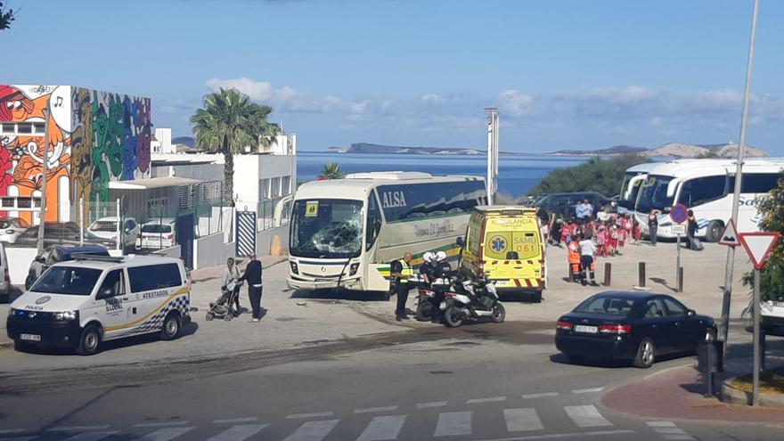 Varios heridos leves en un accidente entre dos autobuses escolares en Sant Antoni