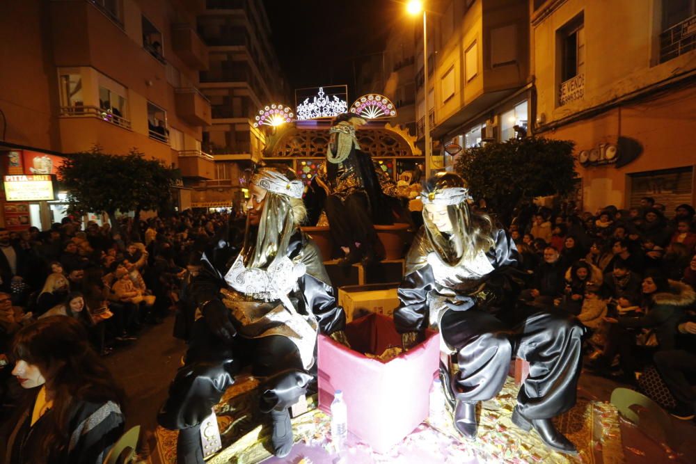 La cabalgata de los Reyes Magos en Elche ha recorrido el centro de la ciudad con 13 carrozas y más de 600 personas