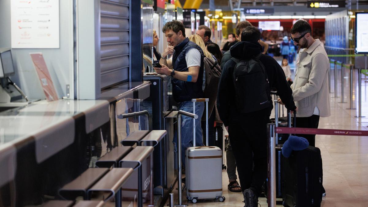 Varias personas con  maletas en la terminal T4 del aeropuerto de Adolfo Suárez-Madrid Barajas, a 5 de abril de 2023, en Madrid (España).