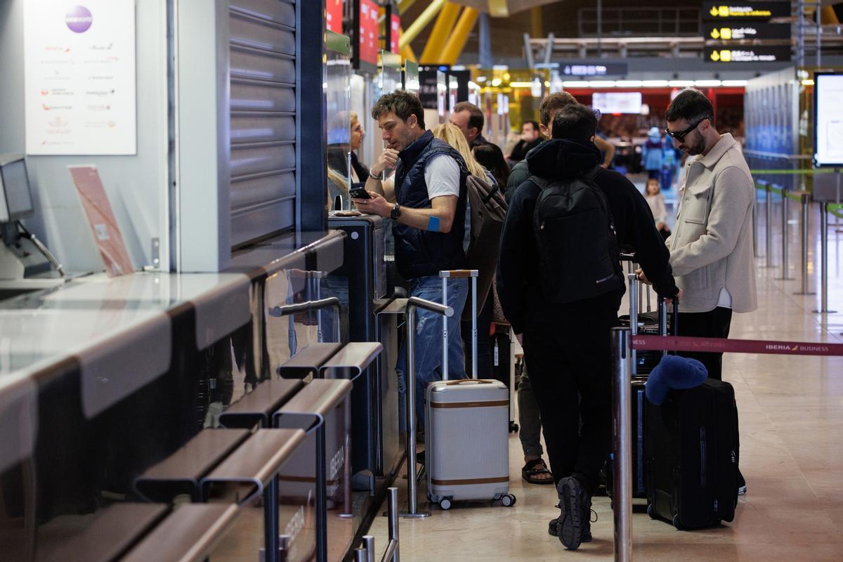 Varias personas con  maletas en la terminal T4 del aeropuerto de Adolfo Suárez-Madrid Barajas, a 5 de abril de 2023, en Madrid (España).