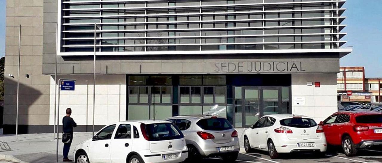 Exteriores de la nueva sede judicial de Luarca.