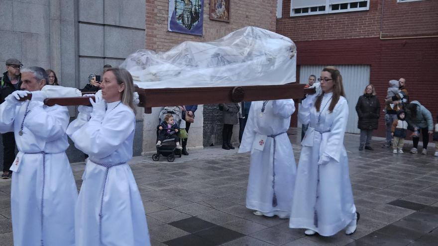 Procesión de circunstancias y «chubasquero» para salvar al Cristo Yacente