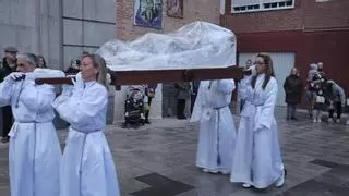 Procesión de circunstancias y «chubasquero» para salvar al Cristo Yacente