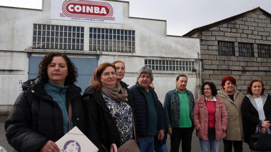 Mar Vila, a la izquierda, junto a parte de la plantilla, frente a la fachada de Coinba, ayer en Vilaxoán. | Noé Parga