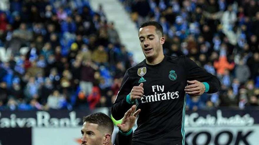 Sergio Ramos celebra el tercer tanto del Madrid junto a Lucas Vázquez.