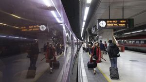 Barcelona 16/02/2023 Tema sobre el 15 aniversario del tren de alta velocidad AVE Barcelona - Madrid En la foto tren de alta velocidad de Avlo i Iryo en la Estació de Sants FOTO de FERRAN NADEU