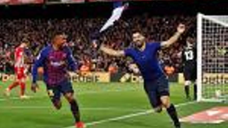 Luís Suárez celebra amb eufòria, i traient-se la samarreta, el gol que obria el camí de la victòria del Barça.