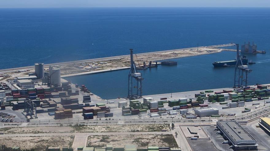 El Puerto de Alicante reitera a los vecinos que los macrodepósitos no entran en su hoja de ruta