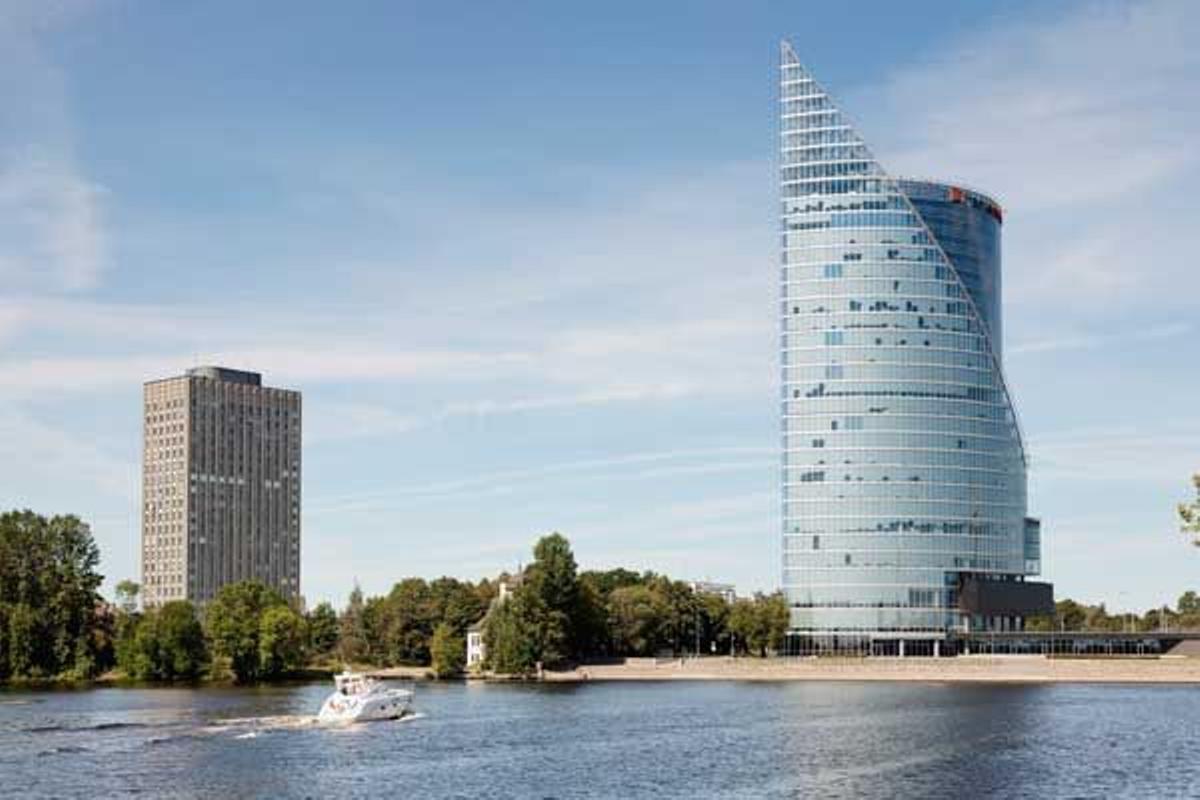 Edificio del Banco Hansa en la orilla oeste del río Daugava a su paso por Riga.