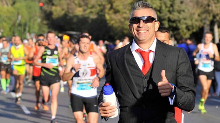 ¿Quién es el personaje que corrió el Maratón con traje y corbata?