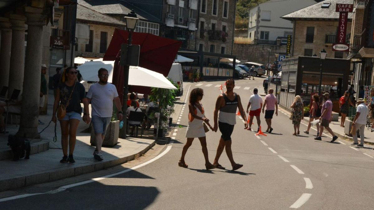 Varios grupos de personas caminan por Puebla de Sanabria. | A. S.