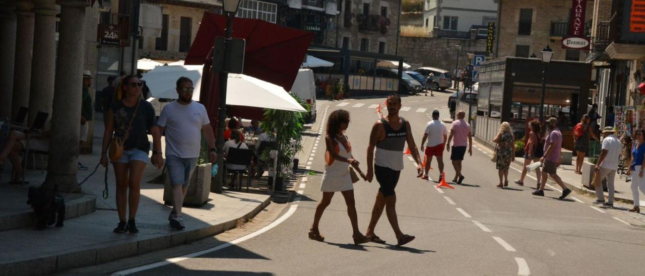 Varios grupos de personas caminan por Puebla de Sanabria. | A. S.