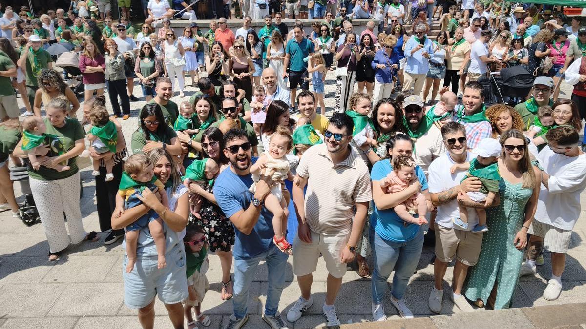 El Festival de la Sidra de Nava bautiza a una veintena de bebés llegados, incluso, desde Málaga: "Nos hace muchísima ilusión"