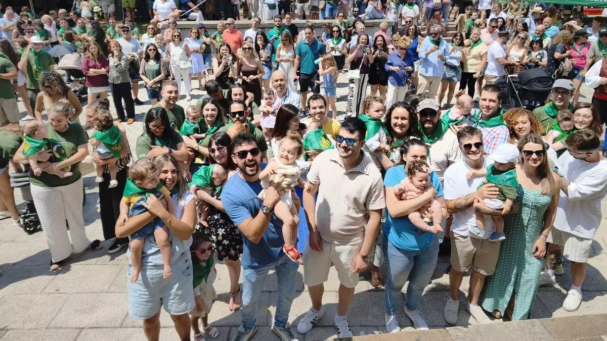 El Festival de la Sidra de Nava bautiza a una veintena de bebés llegados, incluso, desde Málaga: "Nos hace muchísima ilusión"