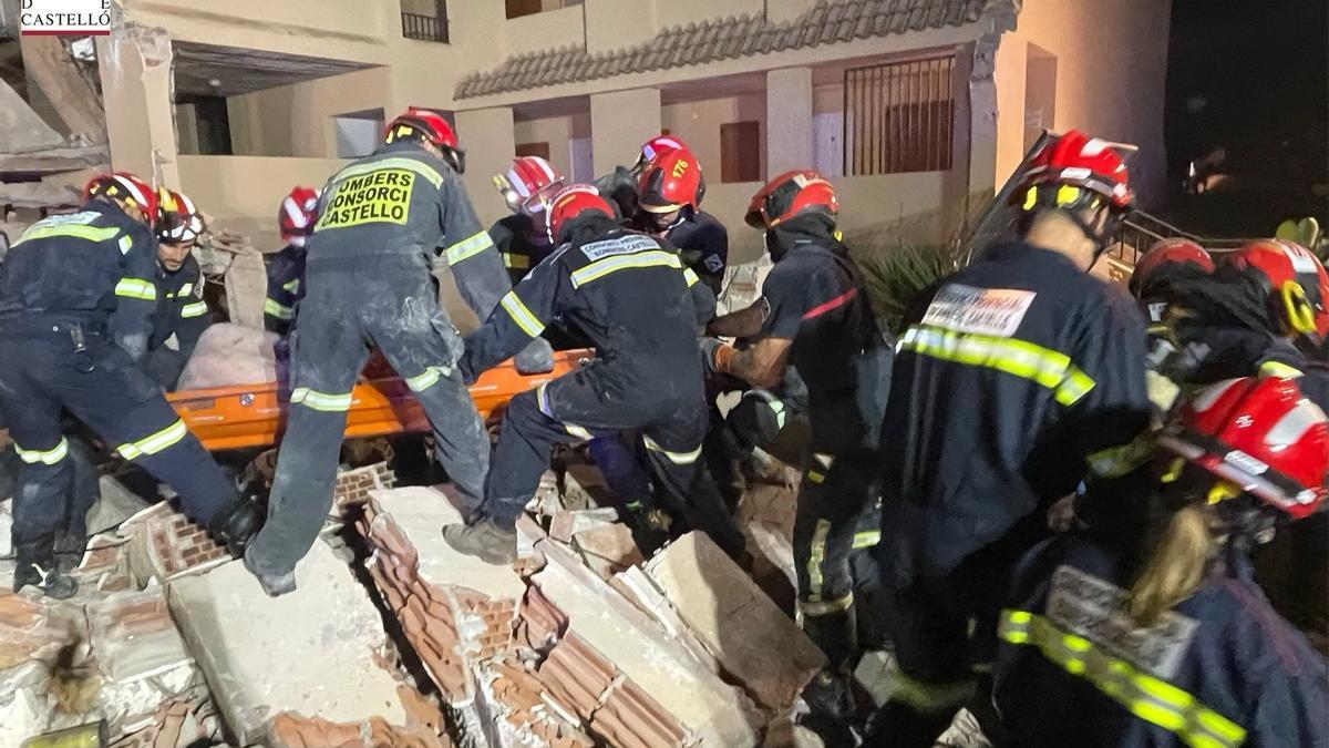 Los bomberos extraen a una de las personas atrapadas tras el derrumbe en Peñíscola.