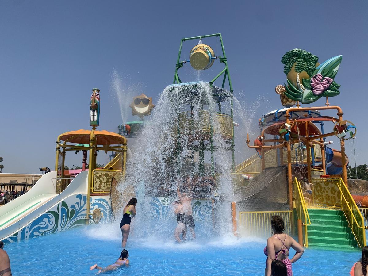 Un grupo de personas se divierte en una de las atracciones acuáticas de Isla Mágica.