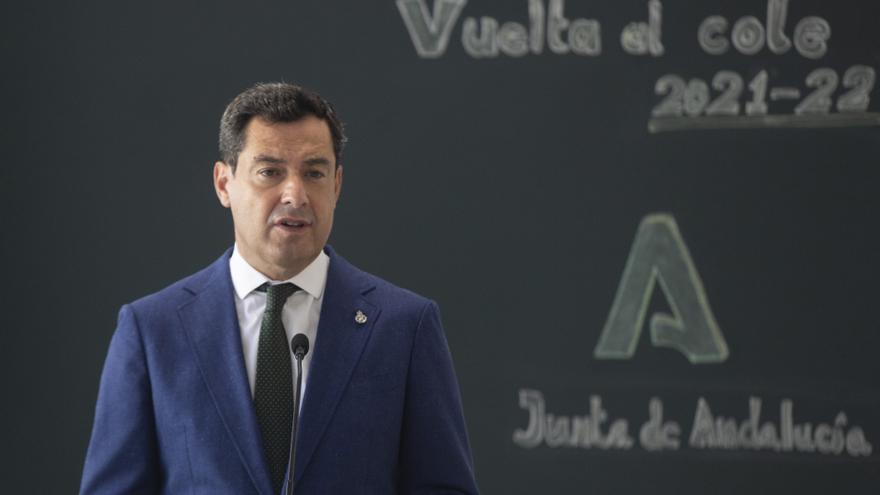 El presidente de la Junta de Andalucía, Juanma Moreno, en la inauguración de un nuevo colegio de Educación Infantil y Primaria en Utrera (Sevilla) en una imagen de archivo