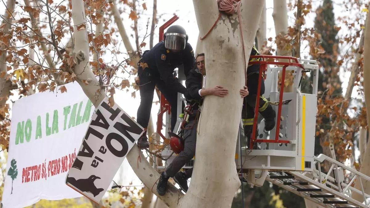 Intervención policial contra una protesta en defensa de los árboles
